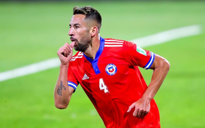 Mauricio Isla celebrando un gol con la Selección Chilena.