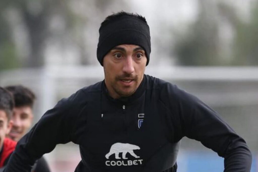 Javier Correa durante un entrenamiento con indumentaria de Colo-Colo en el Estadio Monumental.