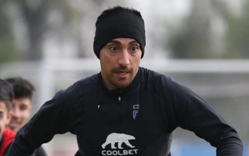 Javier Correa durante un entrenamiento con indumentaria de Colo-Colo en el Estadio Monumental.