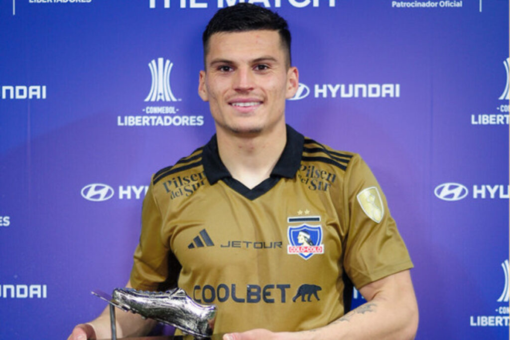 Lucas Cepeda posando con el premio al mejor jugador del partido entre Junior y Colo-Colo por Copa Libertadores.