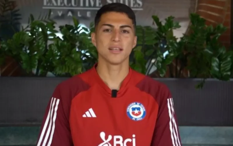 Primer plano de Jonathan Villagra con la camiseta de la Selección Chilena.