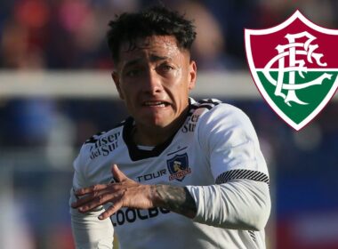 Primer plano de Cristián Zavala con la camiseta de Colo-Colo junto al escudo de Fluminense.