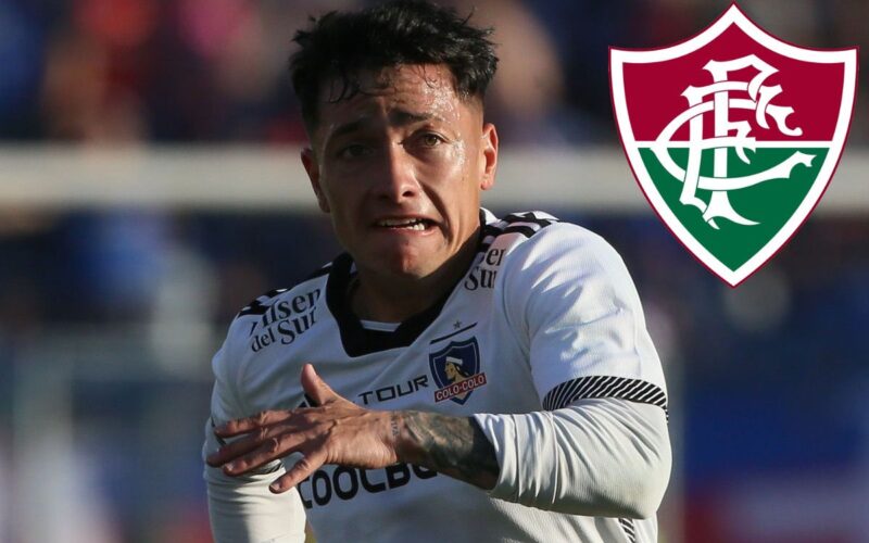 Primer plano de Cristián Zavala con la camiseta de Colo-Colo junto al escudo de Fluminense.