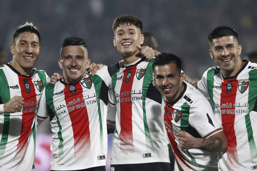 Jonathan Benítez con sus compañeros de Palestino.