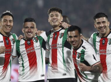 Jonathan Benítez con sus compañeros de Palestino.