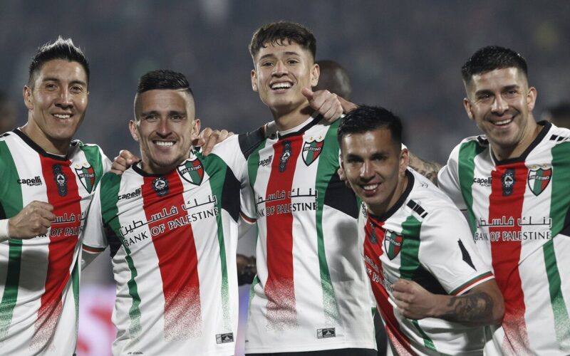 Jonathan Benítez con sus compañeros de Palestino.