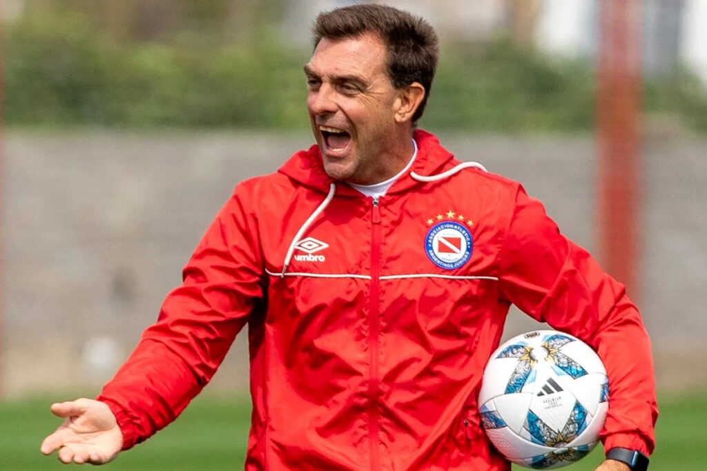 Pablo Guede con indumentaria de Argentinos Juniors.