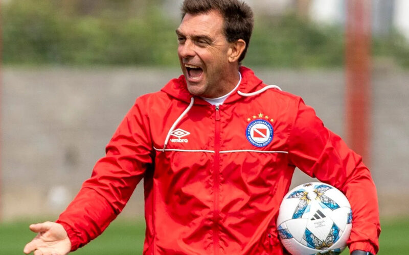 Pablo Guede con indumentaria de Argentinos Juniors.