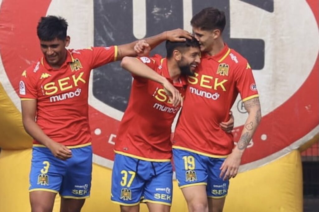 Jeyson Rojas celebrando su primer gol con Unión Española.