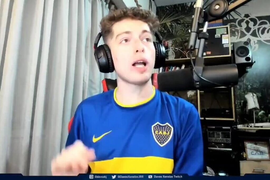 Primer plano de Davoo Xeneize con la camiseta de Boca Juniors.