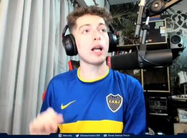 Primer plano de Davoo Xeneize con la camiseta de Boca Juniors.