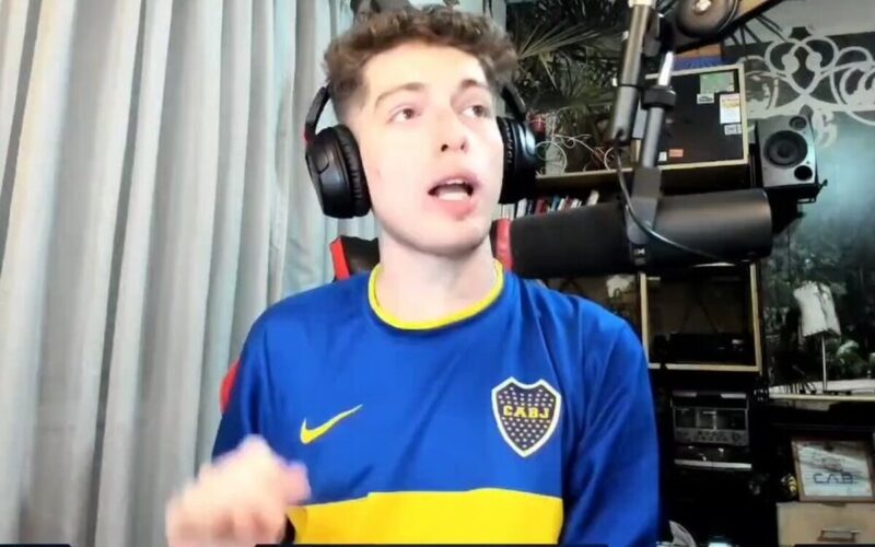 Primer plano de Davoo Xeneize con la camiseta de Boca Juniors.