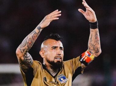 Arturo Vidal con la camiseta de Colo-Colo y los brazos en alto.