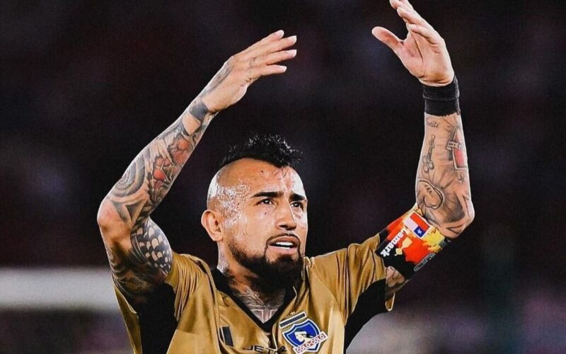 Arturo Vidal con la camiseta de Colo-Colo y los brazos en alto.