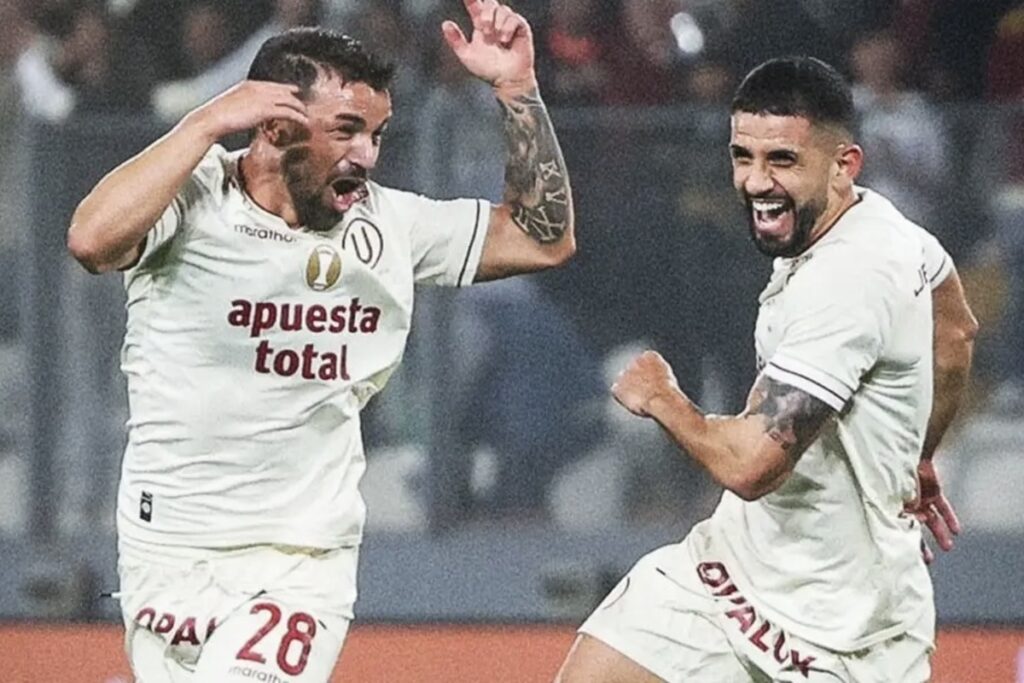 Gabriel Costa celebrando su primer gol por Universitario.