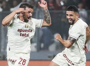 Gabriel Costa celebrando su primer gol por Universitario.