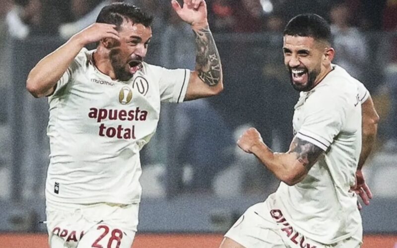 Gabriel Costa celebrando su primer gol por Universitario.