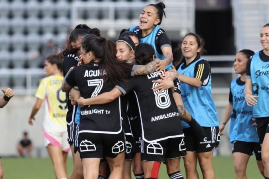 Colo-Colo Femenino celebrando un gol.