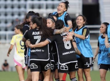 Colo-Colo Femenino celebrando un gol.