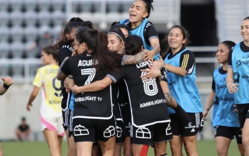 Colo-Colo Femenino celebrando un gol.