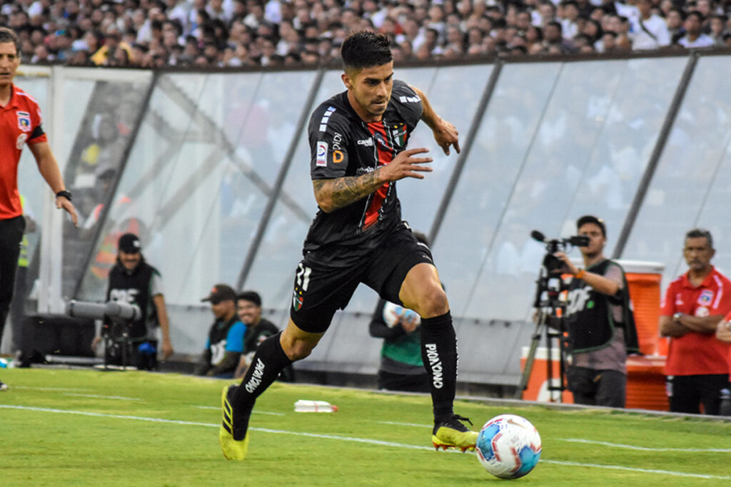 Jonathan Benítez contra Colo-Colo en el Monumental.