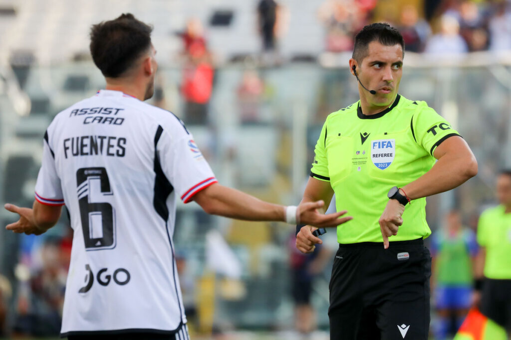 Cristián Garay dirigiendo a Colo-Colo.