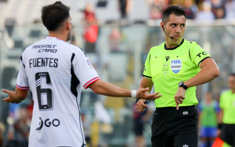 Cristián Garay dirigiendo a Colo-Colo.