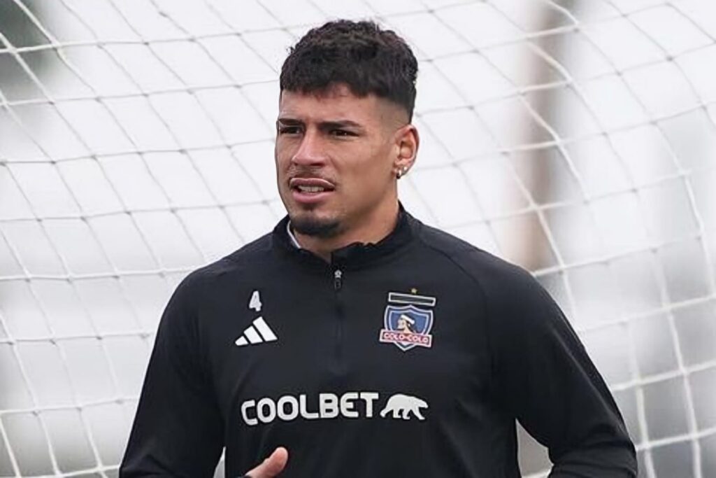 Primer plano a Alan Saldivia entrenando con indumentaria de Colo-Colo.