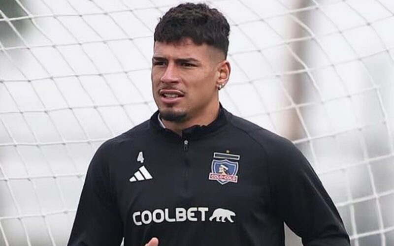 Primer plano a Alan Saldivia entrenando con indumentaria de Colo-Colo.