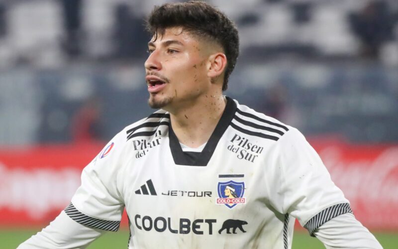 Alexander Oroz con la camiseta de Colo-Colo 2024.