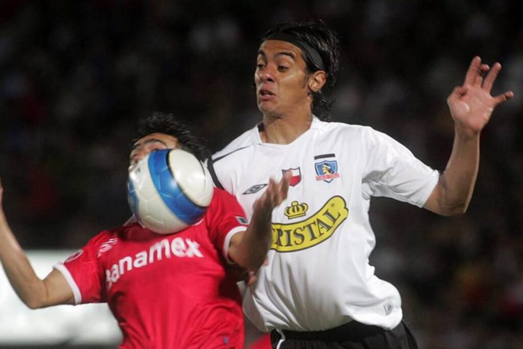 Andrés González con la camiseta de Colo-Colo enfrentando a Toluca por la Copa Sudamericana 2006.