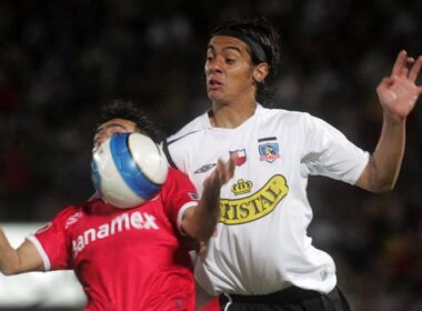 Andrés González con la camiseta de Colo-Colo enfrentando a Toluca por la Copa Sudamericana 2006.