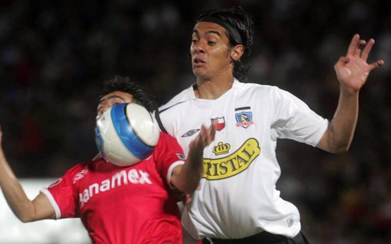 Andrés González con la camiseta de Colo-Colo enfrentando a Toluca por la Copa Sudamericana 2006.