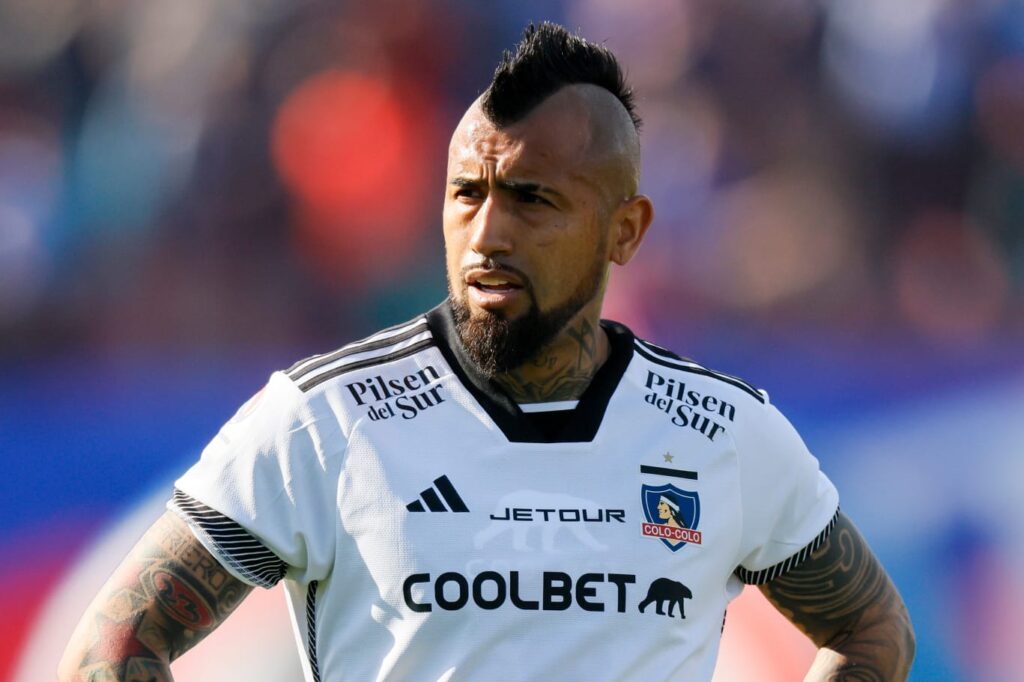 Arturo Vidal con la camiseta de Colo-Colo enfrentando a Universidad de Chile.