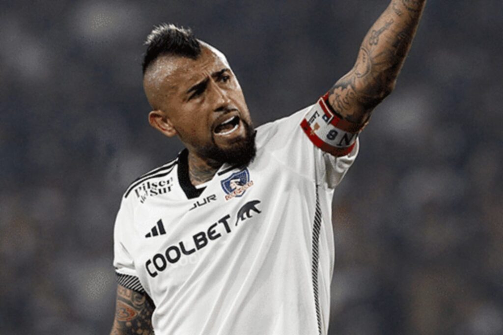 Arturo Vidal con la camiseta de Colo-Colo.