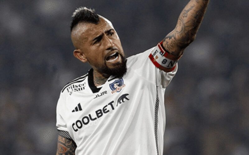 Arturo Vidal con la camiseta de Colo-Colo.