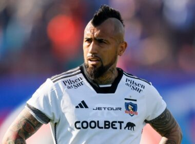 Arturo Vidal con la camiseta de Colo-Colo enfrentando a Universidad de Chile.