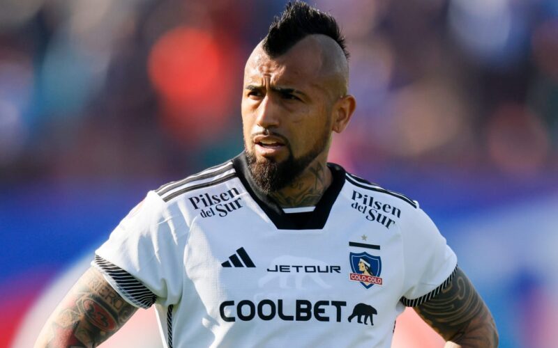 Arturo Vidal con la camiseta de Colo-Colo enfrentando a Universidad de Chile.