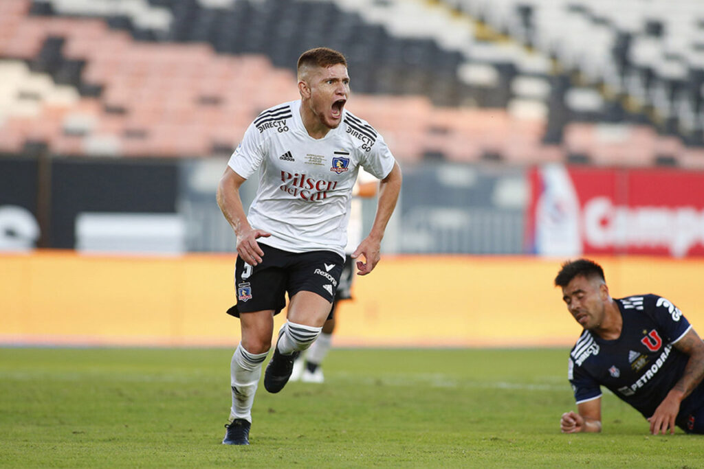 Leonardo Hile celebrando ante la U.