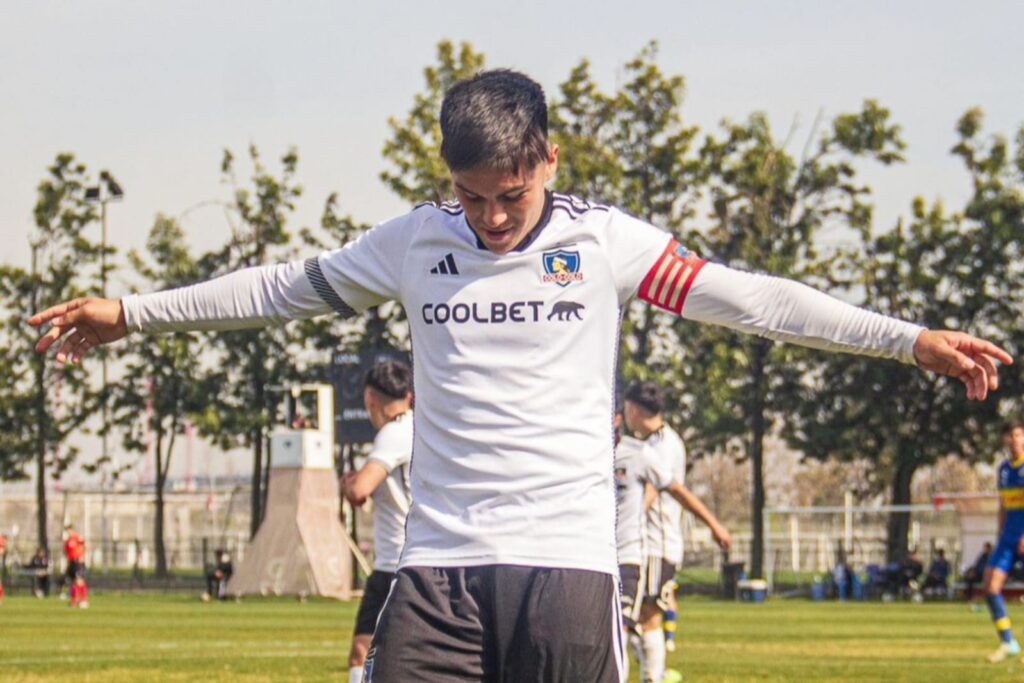 Bastián Silva celebrando su gol de chilena contra Everton de Viña del Mar.