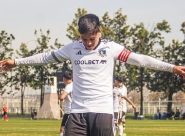 Bastián Silva celebrando su gol de chilena contra Everton de Viña del Mar.