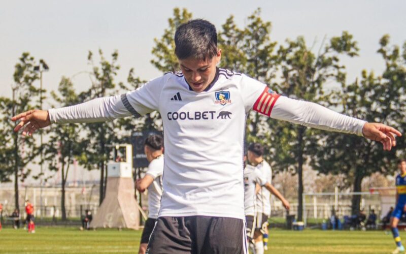 Bastián Silva celebrando su gol de chilena contra Everton de Viña del Mar.