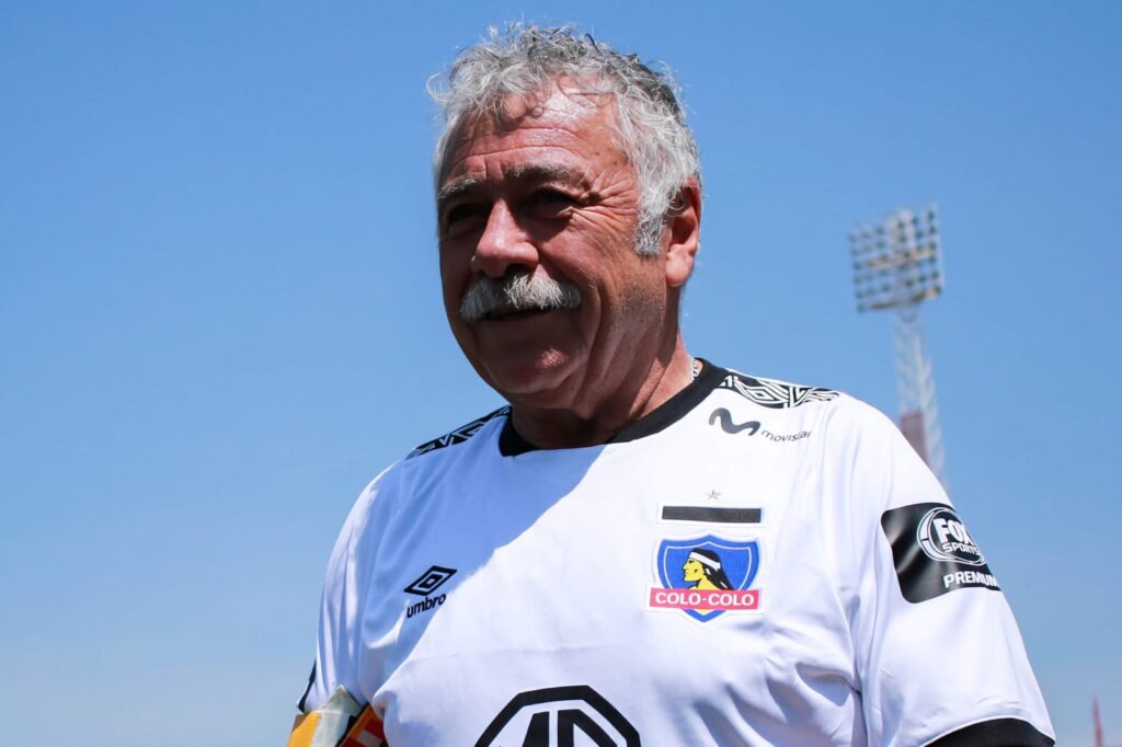 Carlos Caszely con la camiseta de Colo-Colo en el Estadio Monumental.