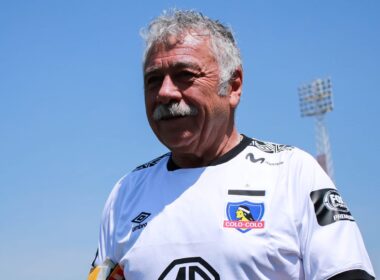 Carlos Caszely con la camiseta de Colo-Colo en el Estadio Monumental.