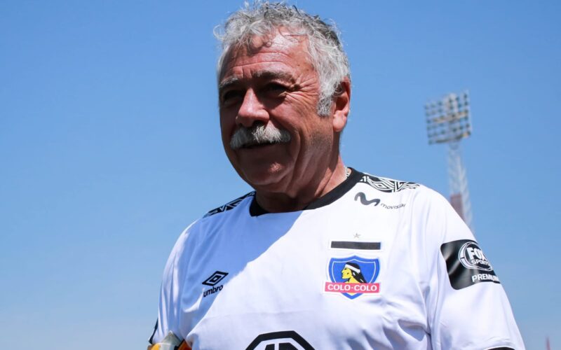 Carlos Caszely con la camiseta de Colo-Colo en el Estadio Monumental.