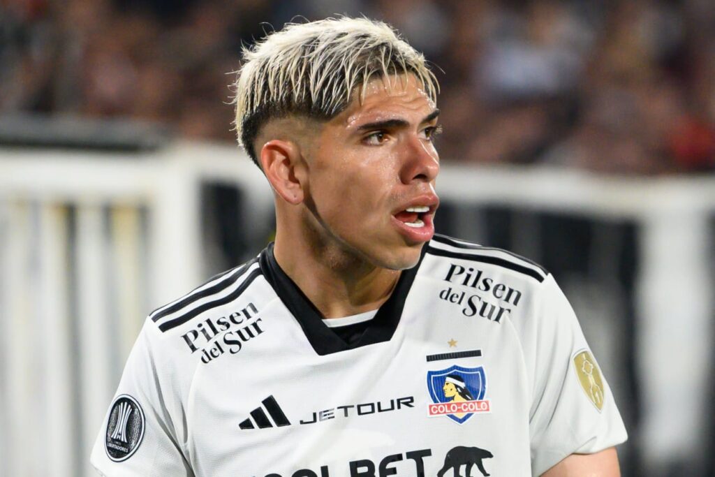 Carlos Palacios con camiseta de Colo-Colo en el Estadio Monumental.