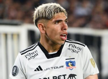 Carlos Palacios con camiseta de Colo-Colo en el Estadio Monumental.