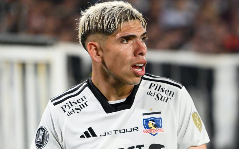 Carlos Palacios con camiseta de Colo-Colo en el Estadio Monumental.