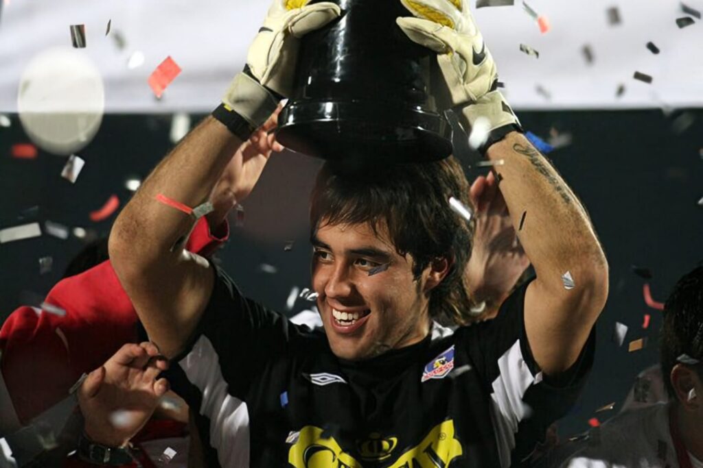 Claudio Bravo celebrando el título de Apertura 2006 con Colo-Colo.