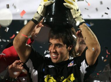 Claudio Bravo celebrando el título de Apertura 2006 con Colo-Colo.